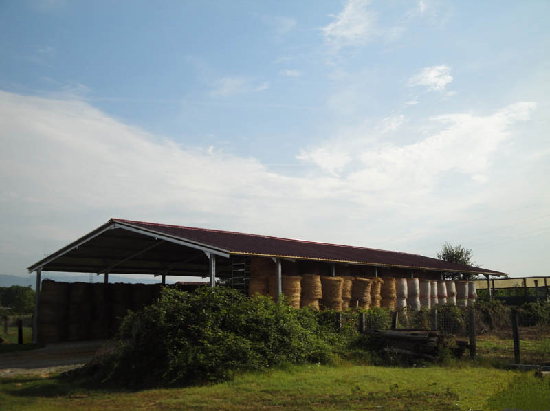 tettoia con struttura in ferro zincato utilizzata come rimessa per fieno
